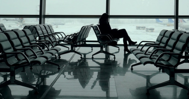 Lounge con passeggeri nell'aeroporto di vnukovo mosca