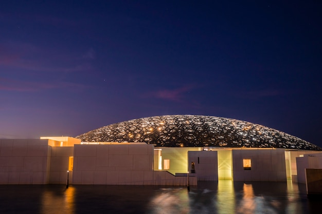 Louvre, Abu Dhabi, Emirati Arabi Uniti - 10 maggio 2020. Il famoso museo del Louvre dell'architetto francese Jean Nouvel - vista panoramica dalla tribuna di notte.