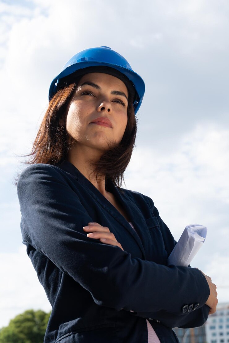 Photo low angle view of businesswoman with arms crossed standing against sky