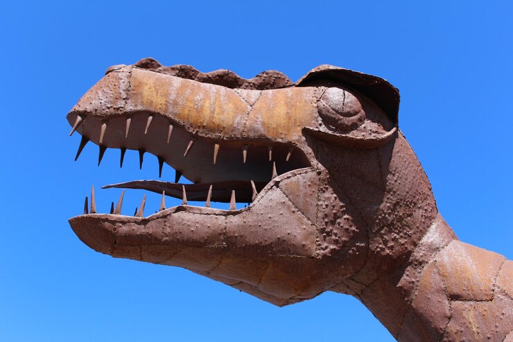 Photo low angle view of metal sculpture of dinosaur