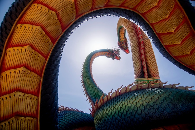 Photo low angle view of sculpture on building roof against sky