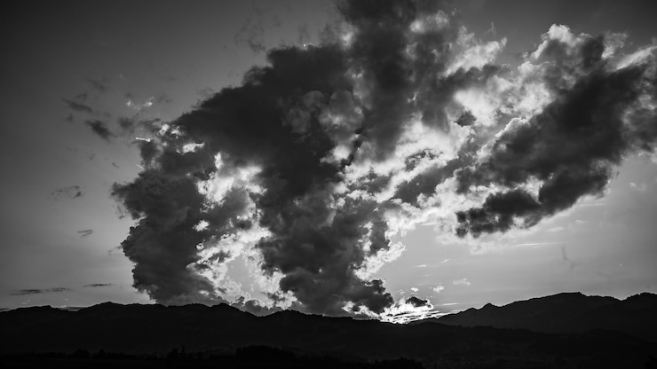 Photo low angle view of silhouette mountain against dramatic sky