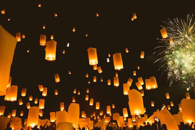 Loy krathong festival, festa di Capodanno thailandese con lanterne galleggianti rilascio nel cielo notturno