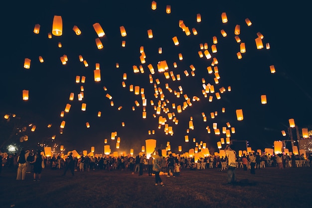 Loy krathong festival, festa di Capodanno thailandese con lanterne galleggianti rilascio nel cielo notturno