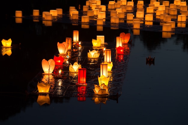 Loy Kratong Festival al parco storico di Sukhothai