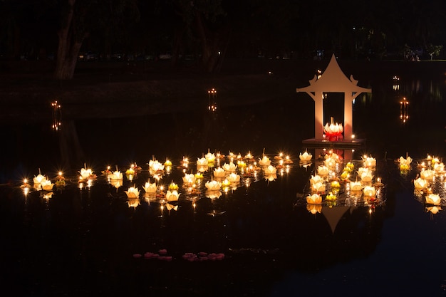 Loy Kratong Festival al parco storico di Sukhothai