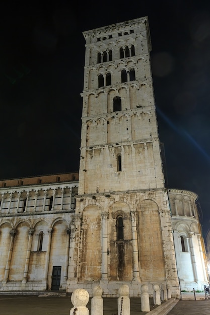 Lucca Toscana, vista notturna della città dell'Italia centrale. Il San Michele