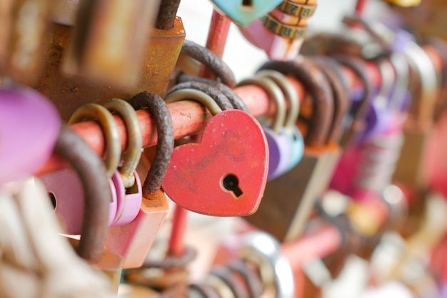 Lucchetto a forma di cuore rosa appeso