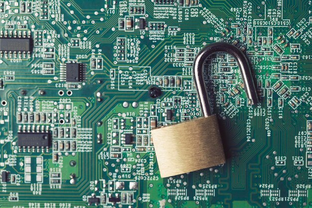 Lucchetto su un circuito elettronico del computer Concetto di sicurezza tecnologica