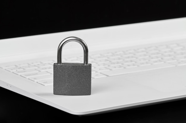 Lucchetto su un laptop come concetto di protezione delle informazioni nel cyberspazio