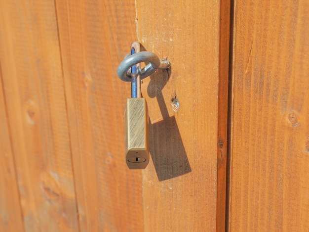 Lucchetto su una porta di legno