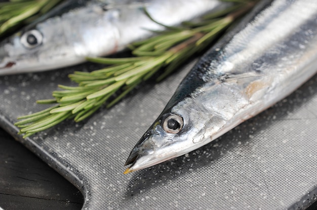 Luccio sauro crudo con rosmarino