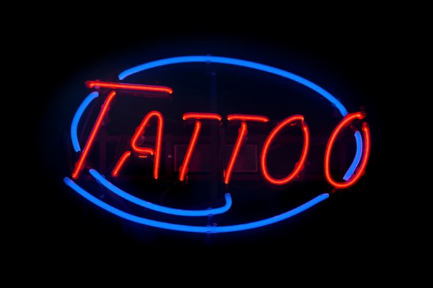 Luce al neon del tatuaggio