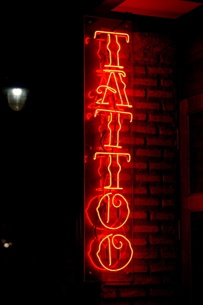 Luce al neon del tatuaggio