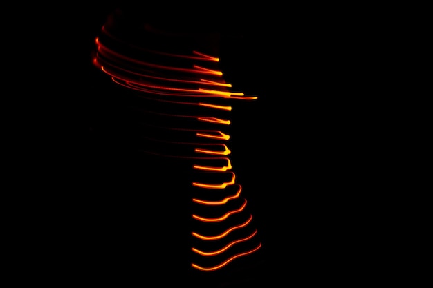 Luce al neon sentieri onda colorata isolata su sfondo nero. Modello di luce sovrapposizione colorato futuristico.