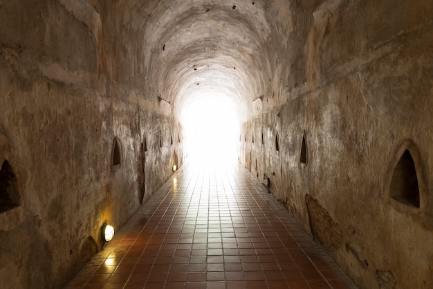 Luce alla fine del tunnel della caverna