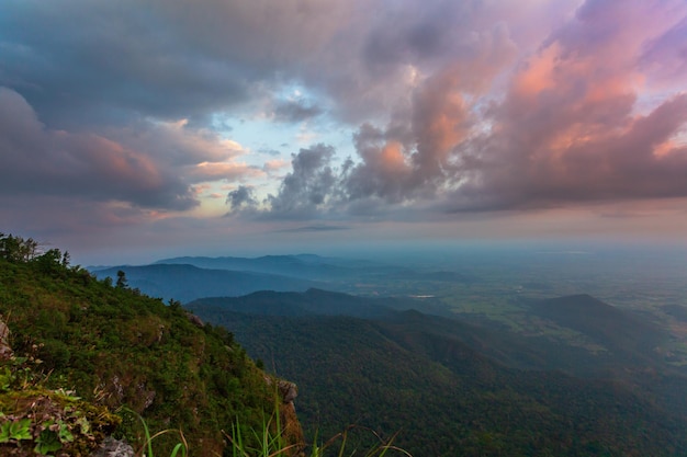 Luce arancione del tramonto sulla montagna