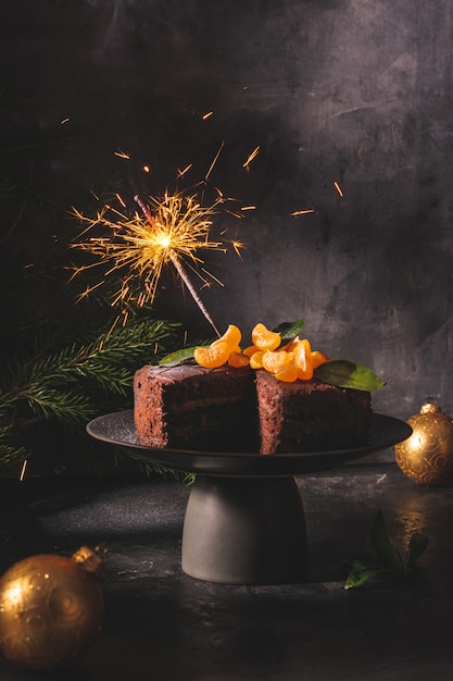 Luce bengala accesa su una torta al cioccolato