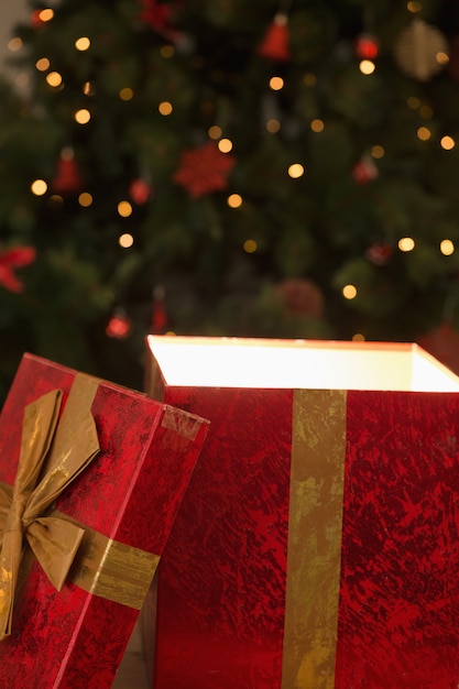 Luce che brilla dal regalo di Natale