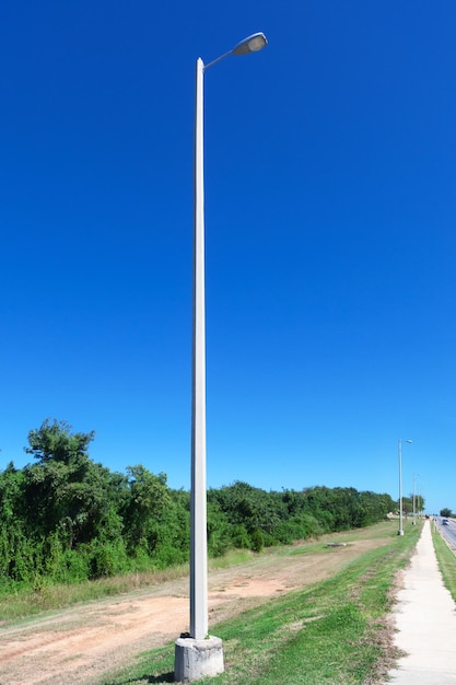 Luce contro il cielo blu