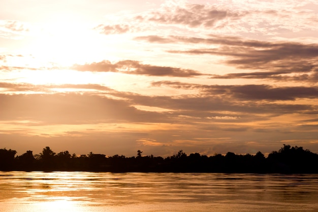 Luce d&#39;oro sul sole impostato con luce sul fiume.Idyllic Wallpaper Setting Sun.