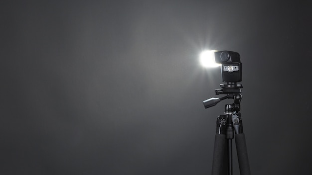 Luce da studio e sfondo e soft box impostati per la ripresa di foto o produzioni video che includono