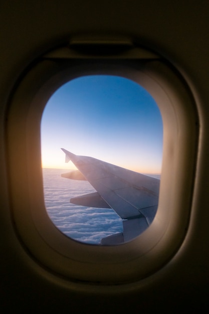 Luce del mattino dalla finestra dell&#39;ala dell&#39;aeroplano