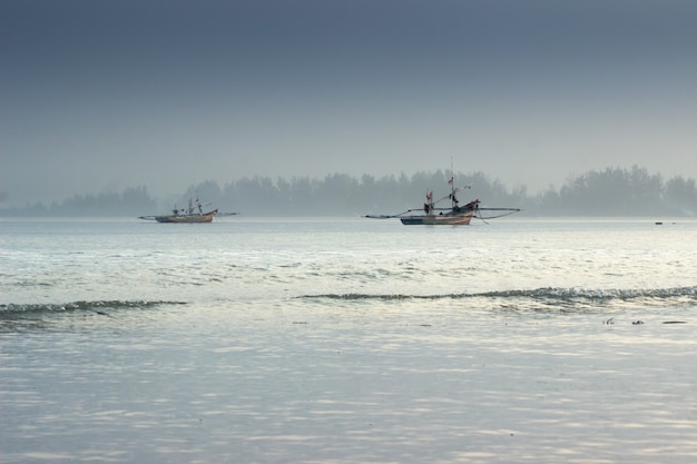 luce del mattino di bellezza con scuotere la barca nell'oceano. Bengkulu, Indonesia