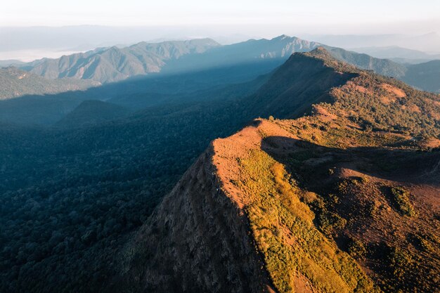 Luce del mattino e montagne, montagne in estate mattina e fiori primaverili