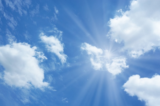 Luce del raggio di sole sul fondo della natura del cielo blu.