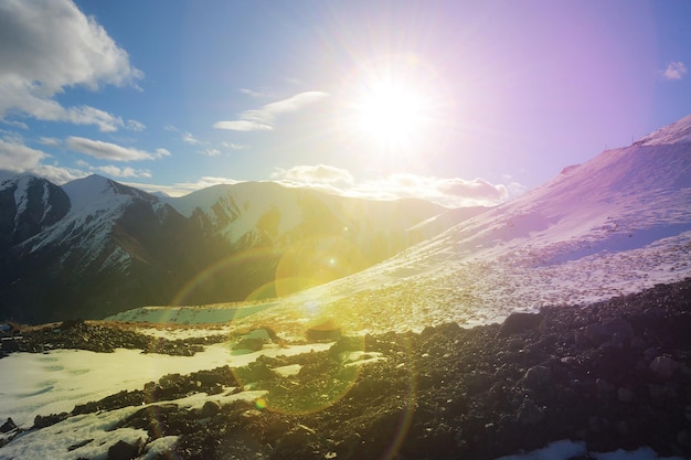 Luce del sole e neve nelle montagne della Nuova Zelanda Oceania