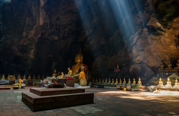 Luce del sole, raggio di sole nella grotta del buddha, Tham Khao Luang vicino a Phetchaburi, Tailandia