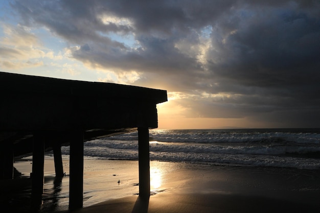 Luce dell'alba che brilla sulle onde dell'oceano.