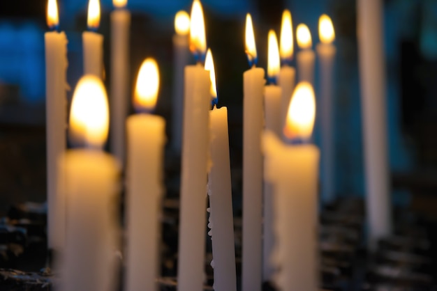 Luce di candele in chiesa su sfondo nero