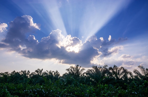 Luce di dio con la luce del sole del cielo nuvoloso