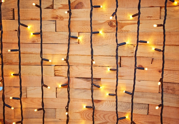 Luce di Natale su fondo di legno