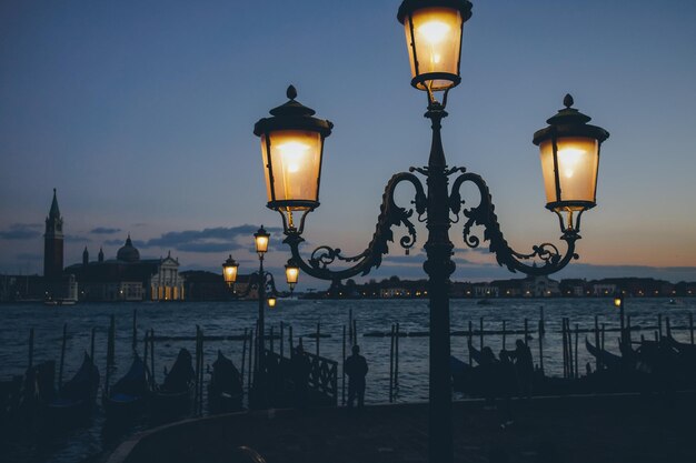 Luce di strada a Venezia al crepuscolo