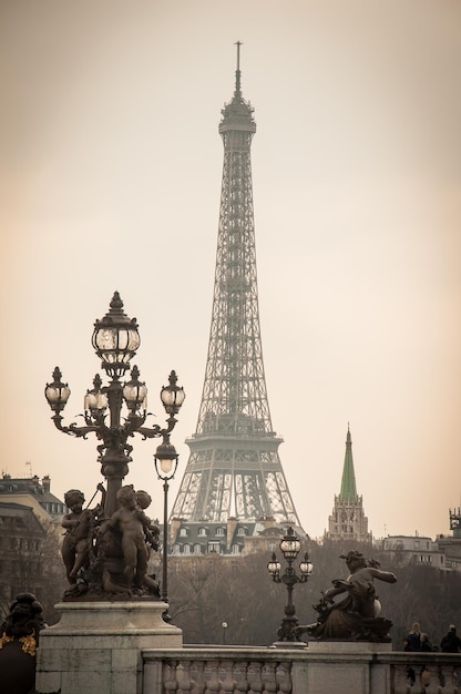 Luce di strada antica con statua di fronte alla Torre Eiffel contro il cielo