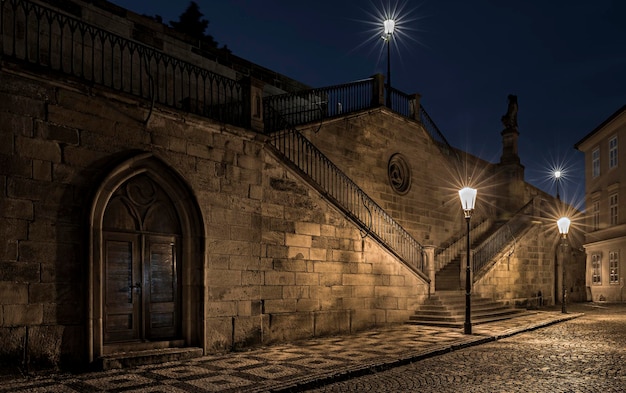 Luce di strada illuminata contro il cielo di notte