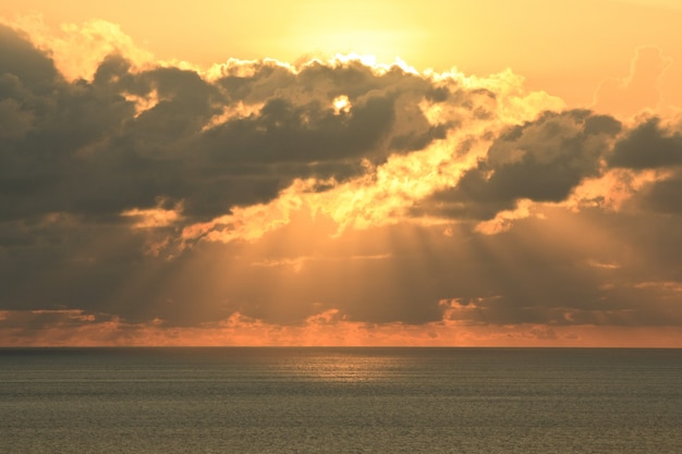 Luce dorata del tramonto sulla spiaggia