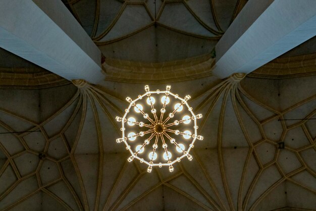 Luce e soffitto nella cattedrale di Monaco di Baviera