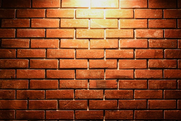 Luce fioca della strada di notte scura del muro di mattoni dall'alto per la priorità bassa di struttura