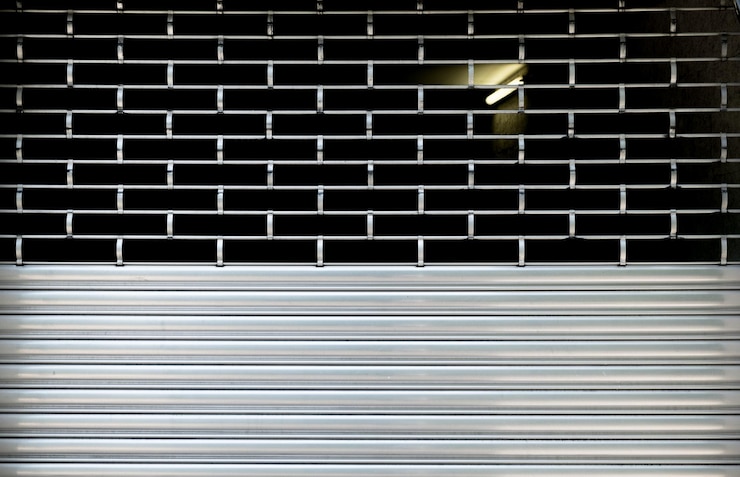 Foto luce fluorescente vista attraverso la porta dell'otturatore