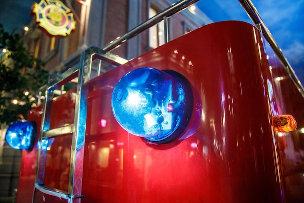 Luce lampeggiante blu su vigili del fuoco di un'ambulanza rossa