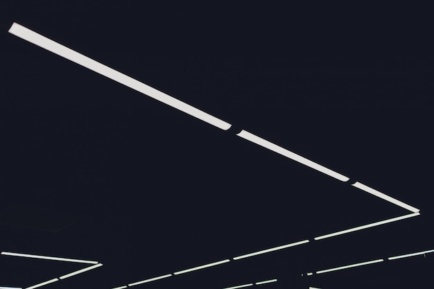 Luce moderna interna nel soffitto futuristico del centro commerciale con illuminazione.