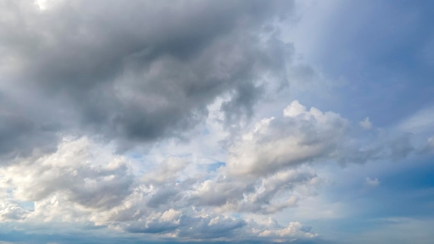 Luce naturale e nuvole bianche che galleggiano sul cielo blu