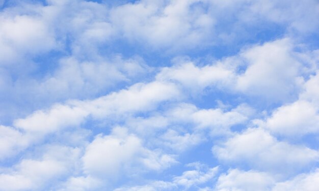 Luce naturale e nuvole bianche che galleggiano sul cielo blu