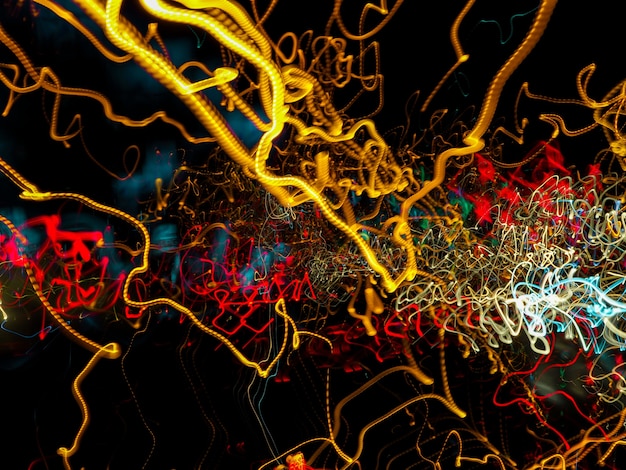 Luce notturna astratta variopinta su fondo scuro di traffico alla notte