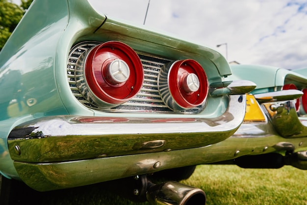 Luce posteriore rossa del dettaglio dell'automobile retrò della vecchia auto americana d'epoca