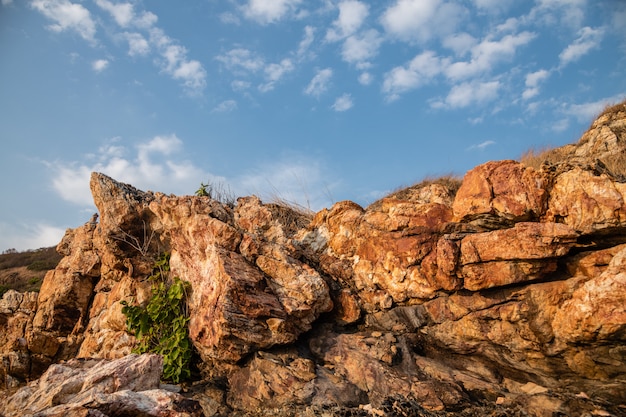 Luce serale sulle formazioni rocciose di Khao Laem Ya, Rayong, Tailandia